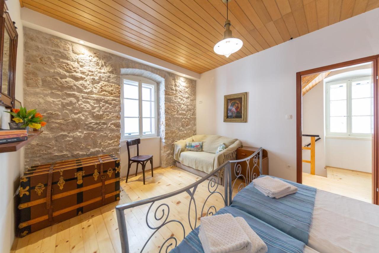 Antique Central Komiza House Nona Nika Dış mekan fotoğraf